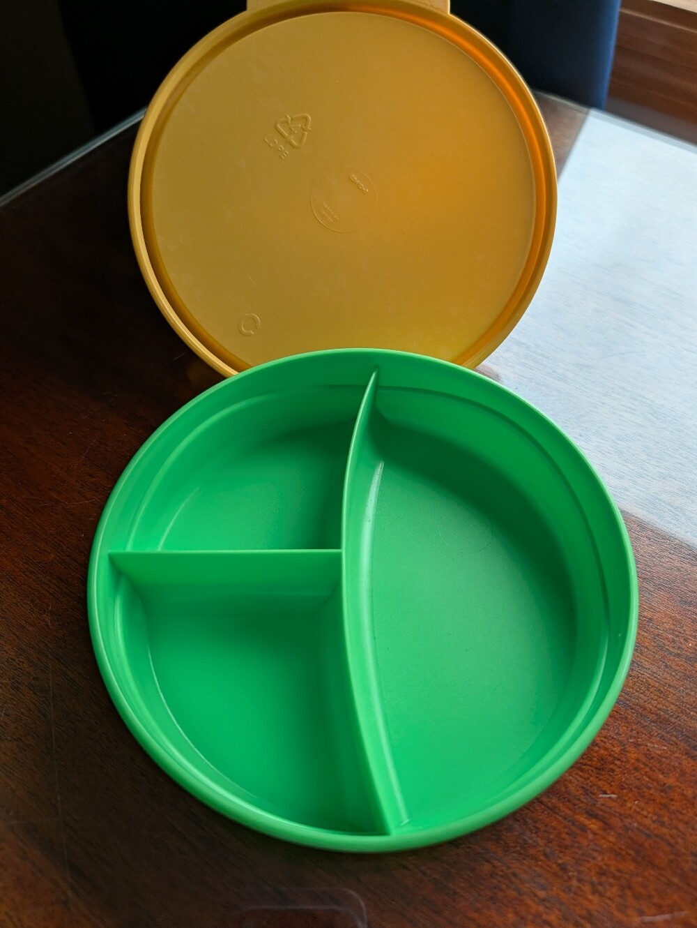 Tupperware Kids Divided Dish Green With Yellow Lid NEW